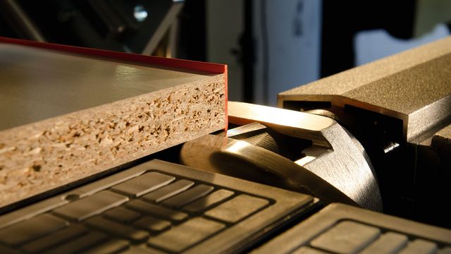 Агрегат для фрезерования по пласти толщиной до 15 мм Высокопроизводительный фрезерный агрегат для кромки толщиной до 15 мм.