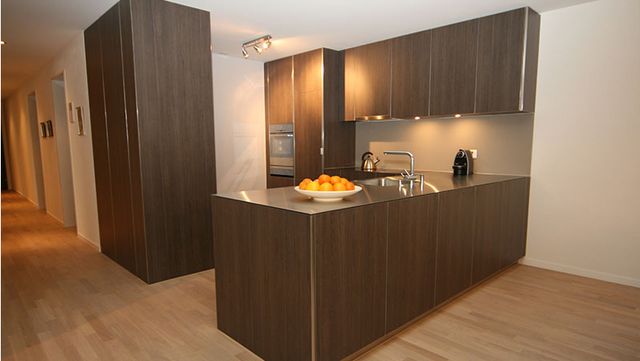 Опыт работы со станками с ЧПУ HOLZ-HER — высококачественная комплексная обработка для кухонь — швейцарские традиции Швейцарский клиент HOLZ-HER — высококачественные кухни, обработка поверхностей, обработка с ЧПУ