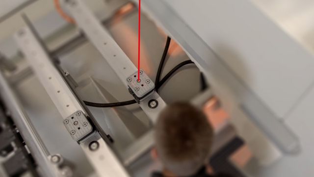 Лазерные указатели справа и слева на обрабатывающей головке Лазерные указатели справа и слева на обрабатывающей головке